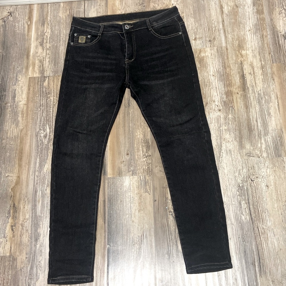 Black pants. Looking brand new. Worn once. But wanted to give it away anyways.
